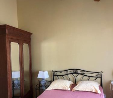 Combaillaux Bed & Breakfast | Chambre à l'étage , salle de bains au rez de chaussée