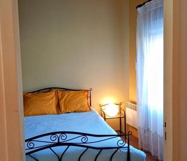 Combaillaux Bed & Breakfast | Chambre à l'étage , salle de bains au rez de chaussée