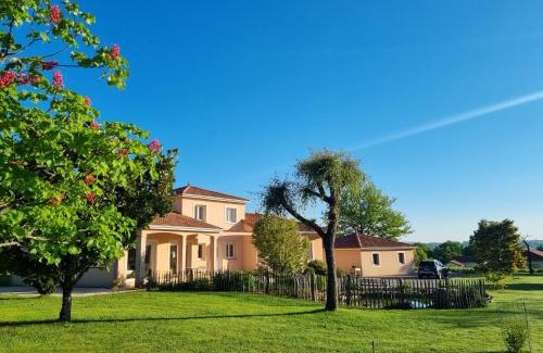 Saint-Martin-de-Jussac House | Chambre a la campagne