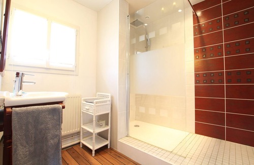 Auderville Bed & Breakfast | Chambre "Au fil de L'eau" WC + SdB Lit de 180 2 Petites Déjeuners Kitchenette