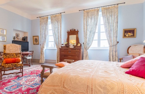 Tournecoupe House | Chambre BLEU, Bed & Breakfast Saint Roch av stay sharing kitchen, swimming pool