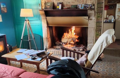 Ivoy le Pre House | chambre chez l'habitant rouge maison ancienne