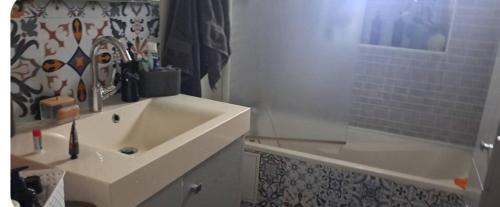Cayrols House | Chambre chez l'habitant "lou Castanier"