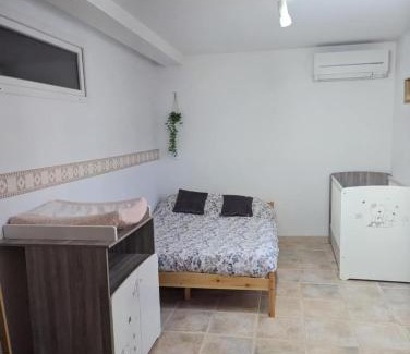 La Liviniere House | Chambre climatisée 2 places plus une place Bébé 0-3 ans, salle de bain et WC en espace privatif