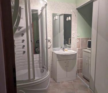 La Liviniere House | Chambre climatisée 2 places plus une place Bébé 0-3 ans, salle de bain et WC en espace privatif
