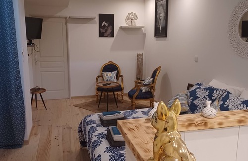 Neufmaisons Bed & Breakfast | Chambre d'Emma, whirlpool bath, free Wi-Fi, free private parking