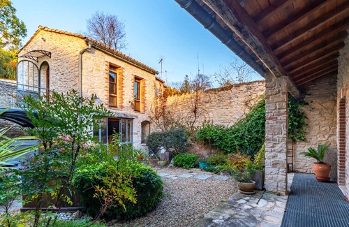 Vezenobres Bed & Breakfast | Chambre D'hôte de Charme Avec Jacuzzi, Jardin à Vézénobres Village Médiéval
