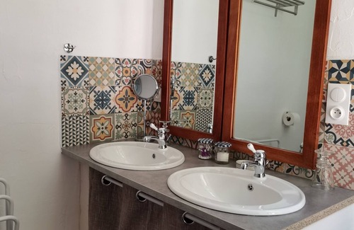 Troo House | Chambre D'hôtes de Charme Dans Village Troglodytique : La Chambre du Poète
