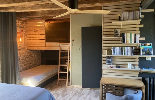 Saint-Cernin-de-Larche Bed & Breakfast | Chambre D'hôtes Familiale sur le Causse Corrézien. Calme Assuré. Tarif Pour 2
