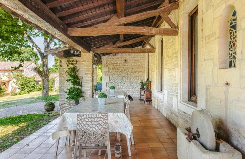 Genouille Bed & Breakfast | Chambre d'hote Rubis