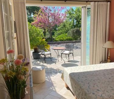 Le Plan-de-Grasse House | Chambre de charme climatisée, avec piscine