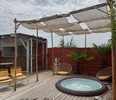 Roeze-sur-Sarthe Bed & Breakfast | Chambre double dans villa avec piscine salle de bains privée