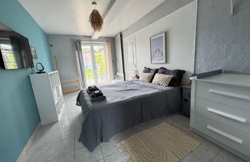 Roeze-sur-Sarthe Bed & Breakfast | Chambre double dans villa avec piscine salle de bains privée