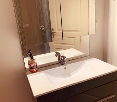 Marcilly-sur-Seine House | CHAMBRE et JARDIN Village au bord de l eau Cour et Garage privés