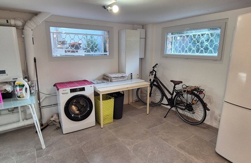 Champigny-sur-Marne Apartment | Chambre Meuble tourisme. TV, WIFI, bathroom/WC and private access