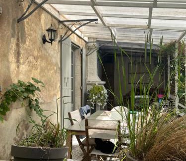 Issigeac House | Chambre paisible dans une ancienne bâtisse rénovée