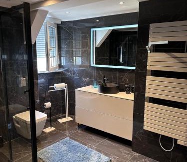 Domagne House | Chambre privée avec salle de bain