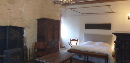 Champagne-Mouton Bed & Breakfast | Chambre Renaissance au Château de Champagne-Mouton