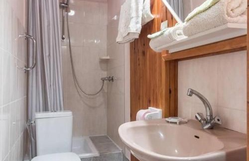 Melin Bed & Breakfast | Chambre Rose cosy avec kitchenette et terrasse - FR-1-583-295