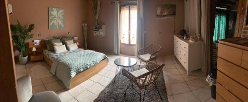 Mesnil-Saint-Pere House | chambre salon indépendant, salle de bain wc privés, jardin privé, piscine partagée près d'un lac