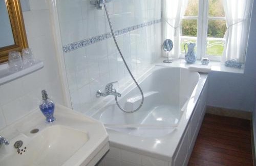 Saint-Martin-des-Entrees Bed & Breakfast | Chambres d'Hôtes Château de Damigny