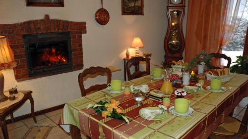 Villecheneve Bed & Breakfast | Chambres d'hôtes La Hulotte 69