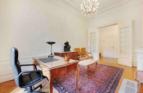 8th Arrondissement Apartment | Champs Élysées : Appartement 200 m2 avec balcon