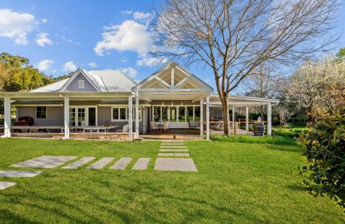 Arcadia Bed & Breakfast | Chanticleer Gardens Barn cottage with a Pool