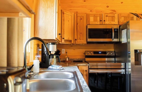 Piper Gap Cabin | Chantilly Ridge - Hot Tub & Wi-Fi, Near Blue Ridge Parkway