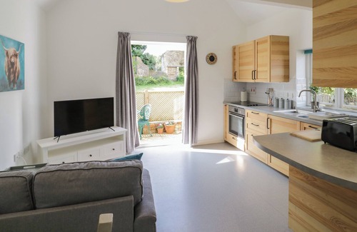 Pershore Cottage | CHAPEL COTTAGE, pet friendly, with a garden in Pershore