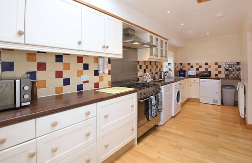 Castle Douglas Cottage | Chapelerne Farmhouse - a house that sleeps 10 guests in 4 bedrooms