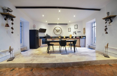 Montargis House | Chapelle Rénovée du Xixe Siècle