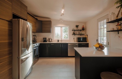Britannia Beach House | Character 3-bdr Newly Reno'd Modern OceanSky Lodge