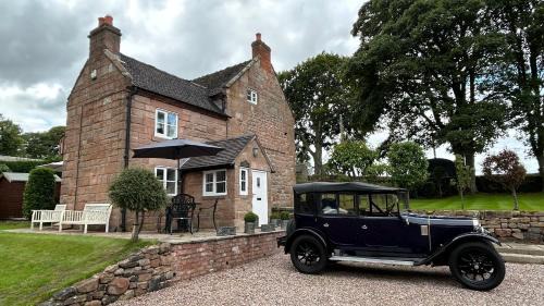 Cauldon Low House | Character 3 Bed Peak District Farmhouse Near Alton Towers, Polar Bears, Chatsworth House