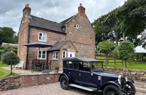 Cauldon Low House | Character 3 Bed Peak District Farmhouse Near Alton Towers, Polar Bears, Chatsworth House