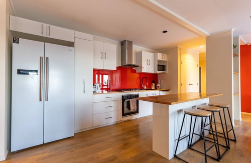 West Harbour House | Character 4BR Home - Seaview - Skyline - Hot tub