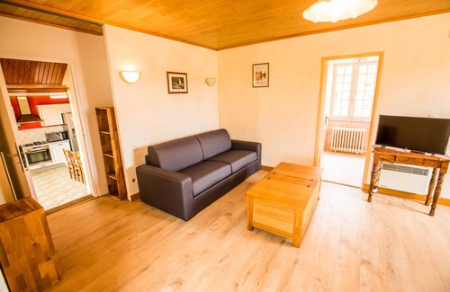 Marquay House | Character gîtes in old farmhouse, swimming pool (6-8personnes) in wooded grounds