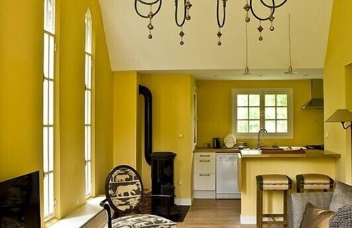 Saint-Crespin Cottage | Character house in the village center, next to the castle.
