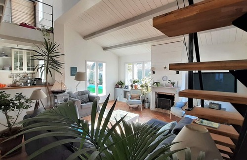 Dompierre-sur-Mer Villa | Character villa with heated pool