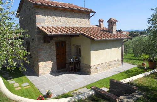 Foiano della Chiana Apartment | Characteristic small stone house ideal for couples for a romantic holiday. Air conditioning, Wi-Fi a