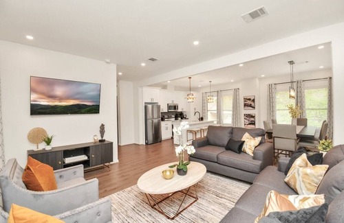 Greater East End House | ⭐️Charcoal Serenity Retreat⭐️HotTub⭐️10BR⭐️10.5 Bathrooms⭐️Fully Gated w/Pkng⭐️