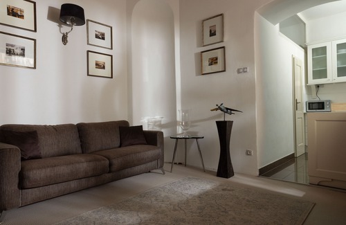 Mala Strana House | Charles Bridge flat I Soundproof I Beautifully furnished I LIFT
