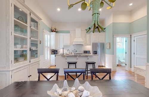 Saint Simons Island Cottage | Charleston-style cottage w/lovely decks, steps to the beach & pools