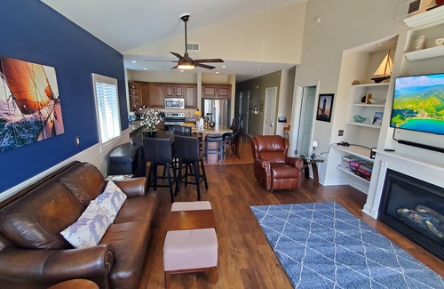 Charlevoix Condo | CHARLEVOIX HOME* LUXURY BEDS/JACUZZI*LEO/MIL/EMS disc