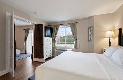Charlevoix Hotel | Charlevoix Inn & Suites SureStay Collection by Best Western
