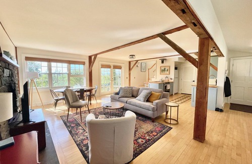 Charlotte Apartment | Charlotte village: full kitchen, king bed, views!