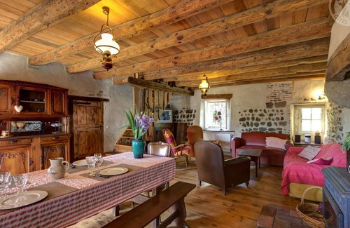 Saint-Georges-Haute-Ville Cottage | Charming 17th Century Cottage with Garden & Terrace - Cozy, Pet-Friendly Stay