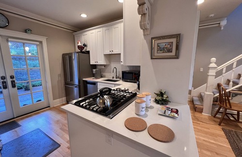 North Queen Anne House | Charm of Queen Anne w king & queen beds/front porch/patio/pvt parking