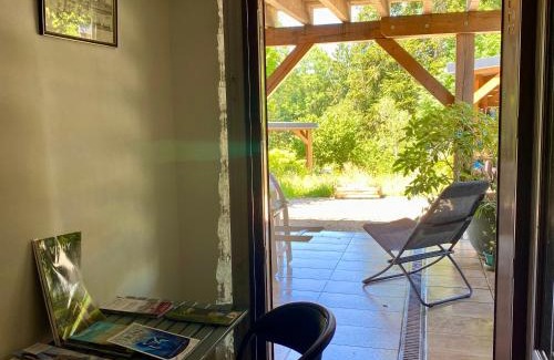 Bellerive-sur-Allier Apartment | Charmant F1 avec terrasse et vue sur jardin arboré - fraicheur naturelle du rez de jardin - parking