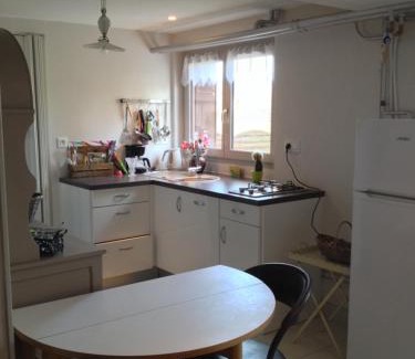 Bellerive-sur-Allier Apartment | Charmant F1 avec terrasse et vue sur jardin arboré - fraicheur naturelle du rez de jardin - parking